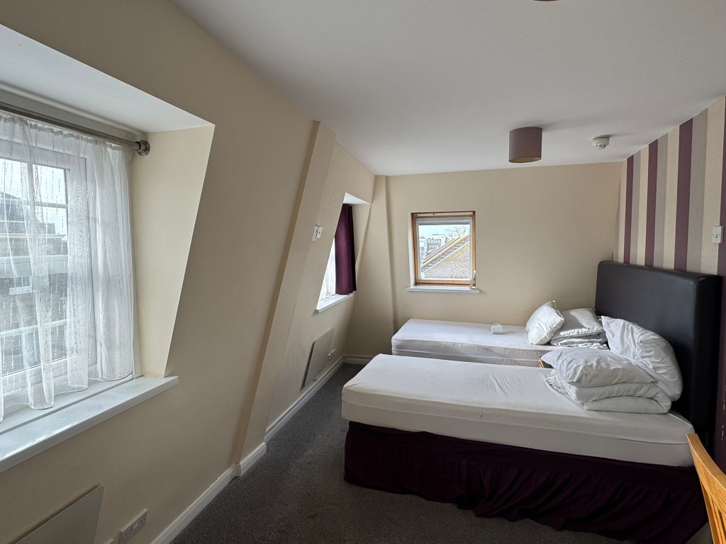 Lot: 142 - FORMER PUB AND HOTEL WITH PLANNING PERMISSION FOR RESIDENTIAL CONVERSION - Hotel room on second floor